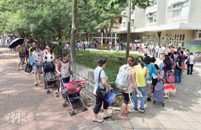 北區幼稚園學位緊張,家長選擇多報幾間幼稚園增加取錄機會,上水東華三院徐展堂幼稚園昨派報名表,逾千家長到場排隊,前晚10時許已有數十家長在校外通宵排隊。有雙非家長表示已報4間,認為再需報11間才能保證獲取錄。(鄧宗弘攝) 北區幼稚園學位緊張,家長選擇多報幾間幼稚園增加取錄機會,上水東華三院徐展堂幼稚園昨派報名表,逾千家長到場排隊,前晚10時許已有數十家長在校外通宵排隊。有雙非家長表示已報4間,認為再需報11間才能保證獲取錄。(鄧宗弘攝)
