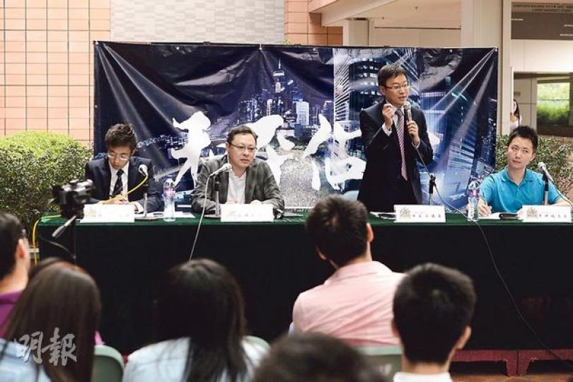 港大校園昨日舉行佔中論壇。自由黨李梓敬(右一)揚言不滿政制改革者可佔領西環中聯辦,不應去中環堵路。佔中發起人戴耀廷(左二)笑言,若能被捕,即使佔領堆填區也無不可。不過公民黨陳家洛(右二)就笑言,佔領堆填區會「未被捕、先被埋」,是「堆填坑儒」,稍緩論壇針鋒相對的氣氛。(黃志東攝) 港大校園昨日舉行佔中論壇。自由黨李梓敬(右一)揚言不滿政制改革者可佔領西環中聯辦,不應去中環堵路。佔中發起人戴耀廷(左二)笑言,若能被捕,即使佔領堆填區也無不可。不過公民黨陳家洛(右二)就笑言,佔領堆填區會「未被捕、先被埋」,是「堆填坑儒」,稍緩論壇針鋒相對的氣氛。(黃志東攝)