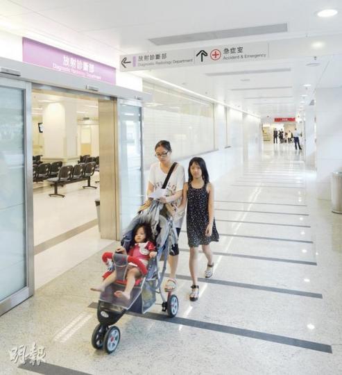 北大嶼山醫院昨首天啟用,有醫生指示病人沿地面指示線前往放射診斷部照X光,但病人步出急症室後才發現通往放射診斷部的通道,即照片中所見走廊,沒有任何指示。圖中人並非該病人。(余俊亮攝)東涌區內主要連接北大嶼山醫院的大嶼山巴士公司38號線(圖),繁忙時間每3分鐘有一班車,但由於路線同為鄰近逸東邨的主要交通工具,故巴士長期爆滿。另醫院暫只得急症室投入服務,又不設留院服務,有需要病人需轉送其他醫院(圖3)。有救護人員組織擔心轉院問題會加重救護員負擔。(余俊亮攝) 北大嶼山醫院昨首天啟用,有醫生指示病人沿地面指示線前往放射診斷部照X光,但病人步出急症室後才發現通往放射診斷部的通道,即照片中所見走廊,沒有任何指示。圖中人並非該病人。(余俊亮攝)東涌區內主要連接北大嶼山醫院的大嶼山巴士公司38號線(圖),繁忙時間每3分鐘有一班車,但由於路線同為鄰近逸東邨的主要交通工具,故巴士長期爆滿。另醫院暫只得急症室投入服務,又不設留院服務,有需要病人需轉送其他醫院(圖3)。有救護人員組織擔心轉院問題會加重救護員負擔。(余俊亮攝)