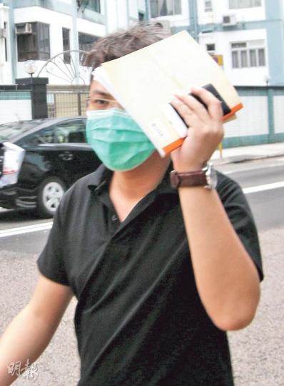 住公立醫院私家頭等病房後以空頭支票找數的被告鄺步良,昨獲判緩刑,其後戴上口罩離開法院,不發一言。(黃建邦攝) 住公立醫院私家頭等病房後以空頭支票找數的被告鄺步良,昨獲判緩刑,其後戴上口罩離開法院,不發一言。(黃建邦攝)