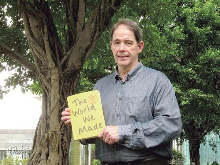 英國環保組織「未來論壇」創辦人暨總監Jonathon Porritt來港推銷其新書The World We Made,書以倒敘形式,講述一名活在2050年的教師,細說過去數十年社會發展,包括科技突破為地球帶來轉變。(馬耀森攝) 英國環保組織「未來論壇」創辦人暨總監Jonathon Porritt來港推銷其新書The World We Made,書以倒敘形式,講述一名活在2050年的教師,細說過去數十年社會發展,包括科技突破為地球帶來轉變。(馬耀森攝)