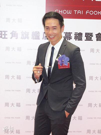 陳豪笑言等老婆陳茵媺返港等到頸長。(攝影/記者﹕楊安莉) 陳豪笑言等老婆陳茵媺返港等到頸長。(攝影/記者﹕楊安莉)
