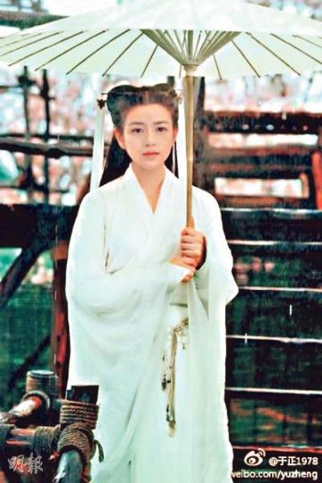 陳妍希減肥後演小龍女的照片被質疑改圖。(微博圖片) 陳妍希減肥後演小龍女的照片被質疑改圖。(微博圖片)