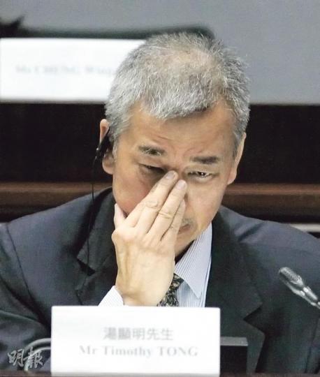 前廉政專員湯顯明昨日第四度出席立法會政府帳目委員會聆訊,他否認今年5月聆訊時作供有所隱瞞。(李紹昌攝)湯顯明昨遭帳委會委員批評拖延聆訊、作供吞吞吐吐,主席石禮謙(圖)決定稍後再傳召他作供。(李紹昌攝) 前廉政專員湯顯明昨日第四度出席立法會政府帳目委員會聆訊,他否認今年5月聆訊時作供有所隱瞞。(李紹昌攝)湯顯明昨遭帳委會委員批評拖延聆訊、作供吞吞吐吐,主席石禮謙(圖)決定稍後再傳召他作供。(李紹昌攝)