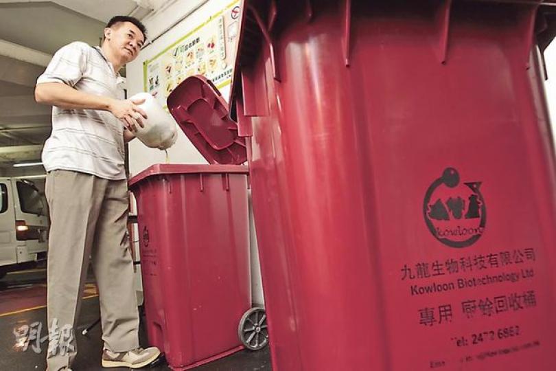 位於將軍澳的清水灣半島早前試驗小規模廚餘回收,邀請200戶把廚餘倒進專用廚餘桶,效果理想,但業主立案法團主席麥振強(圖)表示,要擴至全屋苑近2000戶會加重行政費,難以推行按戶收費。(郭慶輝攝) 位於將軍澳的清水灣半島早前試驗小規模廚餘回收,邀請200戶把廚餘倒進專用廚餘桶,效果理想,但業主立案法團主席麥振強(圖)表示,要擴至全屋苑近2000戶會加重行政費,難以推行按戶收費。(郭慶輝攝)
