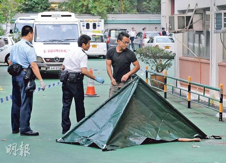 女童墮樓當場死亡，警員以小帳篷覆蓋屍首，她的一隻小手露出帳篷，其父（黑衣者）認屍時一臉哀傷。（蔡方山攝）自殺女童的父母在現場拜祭時，其父一度跪下雙手合十，場面悲涼。（湯俊彥攝）