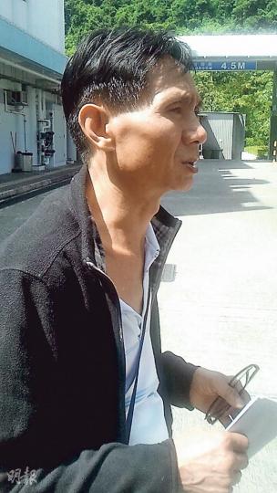 呂先生昨早到殮房認妻子遺體,離開時慨嘆天意弄人。(丁灝嵐攝) 呂先生昨早到殮房認妻子遺體,離開時慨嘆天意弄人。(丁灝嵐攝)
