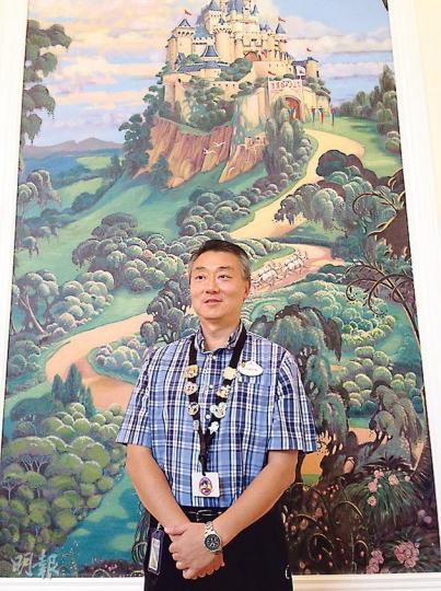 香港迪士尼首個華人樂園營運副總裁李登海上任3個月,自嘲未過試用期,叫Emily多多關照。(曾安迪攝) 香港迪士尼首個華人樂園營運副總裁李登海上任3個月,自嘲未過試用期,叫Emily多多關照。(曾安迪攝)