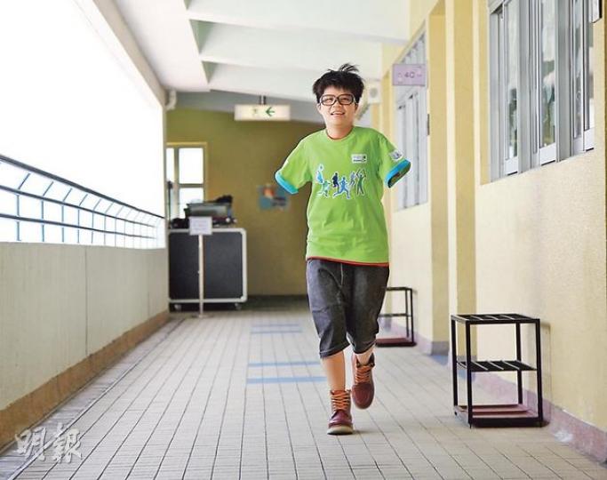 楊小芳兩度參加馬拉松10公里比賽,由於沒有手臂,轉彎時難保持平衡,膝頭因受力太多而疼痛,最終未能在1小時內完成賽事,她明年會再戰10公里賽。(林俊源攝) 楊小芳兩度參加馬拉松10公里比賽,由於沒有手臂,轉彎時難保持平衡,膝頭因受力太多而疼痛,最終未能在1小時內完成賽事,她明年會再戰10公里賽。(林俊源攝)