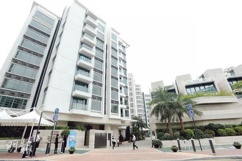 海鑽已屆現樓,提供的185個分層戶全屬三、四房大單位,並標榜約九成單位可享不同程度吐露港海景。(劉焌陶攝)(明報製圖) 海鑽已屆現樓,提供的185個分層戶全屬三、四房大單位,並標榜約九成單位可享不同程度吐露港海景。(劉焌陶攝)(明報製圖)
