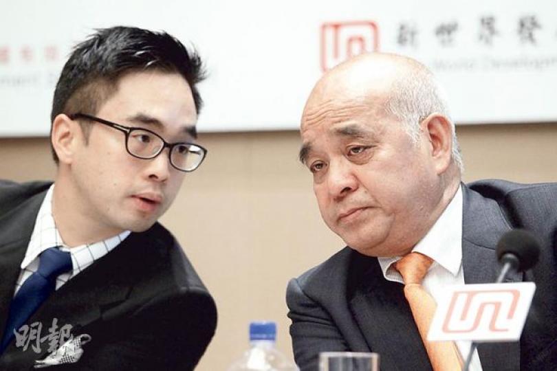新世界發展(0017)主席鄭家純昨稱,建築成本高企不下,地價下挫亦不會完全按比例反應在樓價,故認為本港樓價最多下跌一成。圖為鄭家純(右)昨於業績記者會,與身為集團執董的兒子鄭志剛(左)交頭接耳。(郭慶輝攝) 新世界發展(0017)主席鄭家純昨稱,建築成本高企不下,地價下挫亦不會完全按比例反應在樓價,故認為本港樓價最多下跌一成。圖為鄭家純(右)昨於業績記者會,與身為集團執董的兒子鄭志剛(左)交頭接耳。(郭慶輝攝)