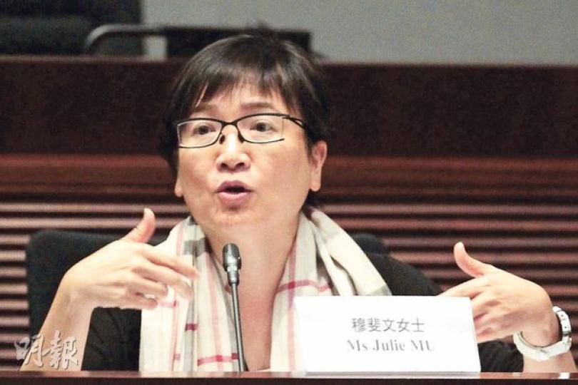 廉署社區關係處長穆斐文(圖)昨出席立法會帳委會時,承認是她下令停用行政總部2008年推出的新表格。(郭慶輝攝)負責管理行政總部的廉署署理助理處長關儀蘭說,行政總部2009年修訂《廉署常規》時,曾以電郵通知各部門《常規》已修改的地方,包括酬酢開支要包括飲品。(郭慶輝攝) 廉署社區關係處長穆斐文(圖)昨出席立法會帳委會時,承認是她下令停用行政總部2008年推出的新表格。(郭慶輝攝)負責管理行政總部的廉署署理助理處長關儀蘭說,行政總部2009年修訂《廉署常規》時,曾以電郵通知各部門《常規》已修改的地方,包括酬酢開支要包括飲品。(郭慶輝攝)