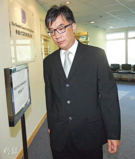 整形專科醫生何維新因聯同美容集團「變靚D」招攬生意,昨被裁定專業失德,被判除牌3個月,緩刑兩年。他求情時稱,現已與美容集團撇清關係。(李紹昌攝) 整形專科醫生何維新因聯同美容集團「變靚D」招攬生意,昨被裁定專業失德,被判除牌3個月,緩刑兩年。他求情時稱,現已與美容集團撇清關係。(李紹昌攝)