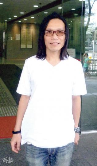 社運人士楊匡(圖)昨提起妻子劉沙沙時,不禁面露笑容。(何海棠攝)
社運人士楊匡(圖)昨提起妻子劉沙沙時,不禁面露笑容。(何海棠攝)