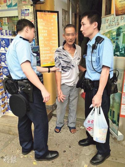 偷奶粉被捕男子(中)一度苦苦哀求警員放一馬,給改過機會,終被警員帶返警署調查。(林智傑攝) 偷奶粉被捕男子(中)一度苦苦哀求警員放一馬,給改過機會,終被警員帶返警署調查。(林智傑攝)