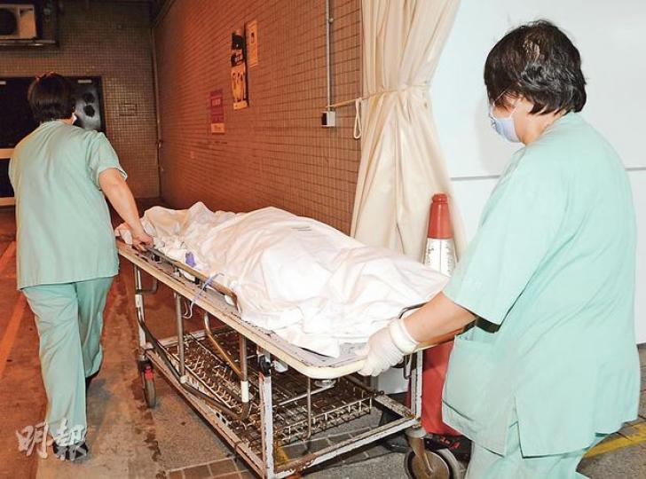 於赤柱聖士提反灣遇溺死亡葉姓老婦,遺體由醫院職工送往停屍間。(蔡方山攝) 於赤柱聖士提反灣遇溺死亡葉姓老婦,遺體由醫院職工送往停屍間。(蔡方山攝)