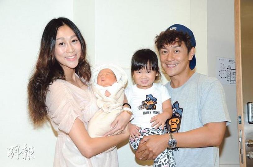 陳浩民與太太蔣麗莎、兒子Cyrus、女兒雅薷一家四口樂也融融。(攝影:鍾偉茵)陳浩民抱着初生兒子,一副慈父模樣。(攝影:鍾偉茵) 陳浩民與太太蔣麗莎、兒子Cyrus、女兒雅薷一家四口樂也融融。(攝影:鍾偉茵)陳浩民抱着初生兒子,一副慈父模樣。(攝影:鍾偉茵)
