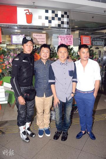 曹永廉(右二)開茶餐廳做老闆,獲老友洪天明、黎耀祥及黃智賢撐場。(攝影/記者:陳釗) 曹永廉(右二)開茶餐廳做老闆,獲老友洪天明、黎耀祥及黃智賢撐場。(攝影/記者:陳釗)