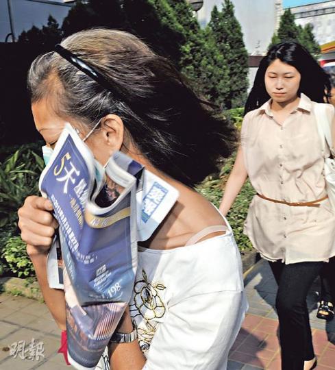 代客探監公司女員工馬倩芬(圖)約3個月間探監18次,昨被判處120小時社會服務令。(尹錦恩攝) 代客探監公司女員工馬倩芬(圖)約3個月間探監18次,昨被判處120小時社會服務令。(尹錦恩攝)