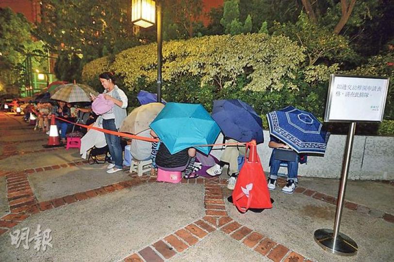荃灣綠楊幼稚園昨早接受交表,不少家長在前一晚已帶備「摺櫈」到場排隊,到晚上11時許人數更達近100人,排頭位的家長早於下午3時已開始排隊。(葉家豪攝) 荃灣綠楊幼稚園昨早接受交表,不少家長在前一晚已帶備「摺櫈」到場排隊,到晚上11時許人數更達近100人,排頭位的家長早於下午3時已開始排隊。(葉家豪攝)