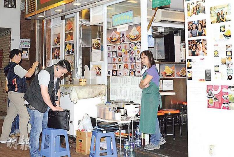 甜品店老闆娘楊太(右一)本想給涉嫌偷錢伙計一次機會,對事件終要報警處理感無奈,她事後在店舖協助警方調查。(蔡方山攝) 甜品店老闆娘楊太(右一)本想給涉嫌偷錢伙計一次機會,對事件終要報警處理感無奈,她事後在店舖協助警方調查。(蔡方山攝)