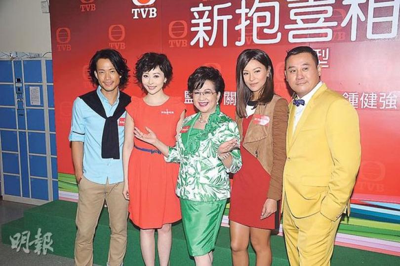 敖嘉年(左起)、湯盈盈、薛家燕、滕麗名、麥長青期望在《新抱喜相逢》擦出火花。(攝影/記者:陳釗) 敖嘉年(左起)、湯盈盈、薛家燕、滕麗名、麥長青期望在《新抱喜相逢》擦出火花。(攝影/記者:陳釗)