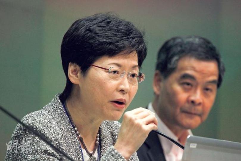 政務司長林鄭月娥(左)昨指出,政府將首要協助在職貧窮家庭,又指低收入補貼「肯定要探討」,並會研究各團體提交的方案,於明年1月的《施政報告》時公布。右為特首梁振英。(李紹昌攝) (明報製圖)(明報製圖) 政務司長林鄭月娥(左)昨指出,政府將首要協助在職貧窮家庭,又指低收入補貼「肯定要探討」,並會研究各團體提交的方案,於明年1月的《施政報告》時公布。右為特首梁振英。(李紹昌攝) (明報製圖)(明報製圖)
