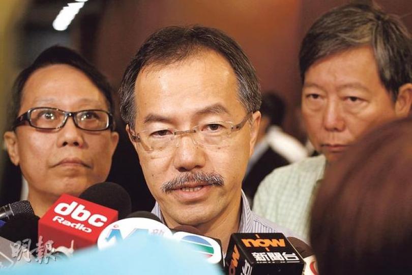工黨張超雄(中)在高峰會質疑,特首梁振英說「不可能完全滅貧」的扶貧原則,形容這說法是「未打仗先投降」,認為政府應檢討綜援水平。工黨李卓人(右)和張國柱(左)則促請政府訂立扶貧指標。(李紹昌攝) 工黨張超雄(中)在高峰會質疑,特首梁振英說「不可能完全滅貧」的扶貧原則,形容這說法是「未打仗先投降」,認為政府應檢討綜援水平。工黨李卓人(右)和張國柱(左)則促請政府訂立扶貧指標。(李紹昌攝)