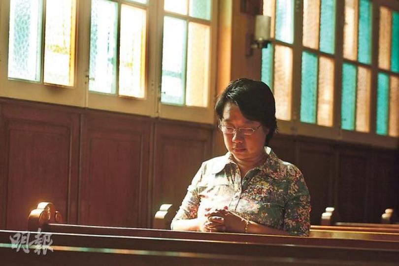 古太的兒子古文昌在海難中喪命,坐在愛兒生前就讀的聖類斯中學聖堂裏,她懷緬着兒子在學校聖堂受洗的一幕,並在聖堂為愛兒祈禱。(李紹昌攝)(明報製圖) 古太的兒子古文昌在海難中喪命,坐在愛兒生前就讀的聖類斯中學聖堂裏,她懷緬着兒子在學校聖堂受洗的一幕,並在聖堂為愛兒祈禱。(李紹昌攝)(明報製圖)