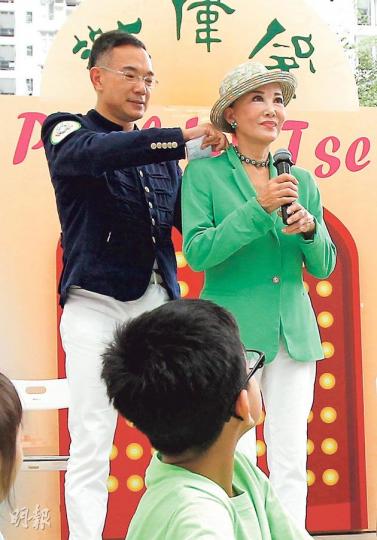 立法會議員謝偉俊(左)位於牛頭角下邨的地區辦事處昨日舉行開幕典禮,他認為香港社會應兼容不同政見,求同存異。右為白韻琹。(李紹昌攝) 立法會議員謝偉俊(左)位於牛頭角下邨的地區辦事處昨日舉行開幕典禮,他認為香港社會應兼容不同政見,求同存異。右為白韻琹。(李紹昌攝)