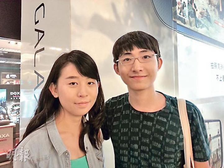 大學生陳小姐、黃先生惋惜銅鑼灣區小店流失,例如年初結業的40年老店利苑粥麵,他們以往亦不時光顧,二人慨嘆該區大型金飾或奢侈品店愈開愈多。(周婷攝) 大學生陳小姐、黃先生惋惜銅鑼灣區小店流失,例如年初結業的40年老店利苑粥麵,他們以往亦不時光顧,二人慨嘆該區大型金飾或奢侈品店愈開愈多。(周婷攝)