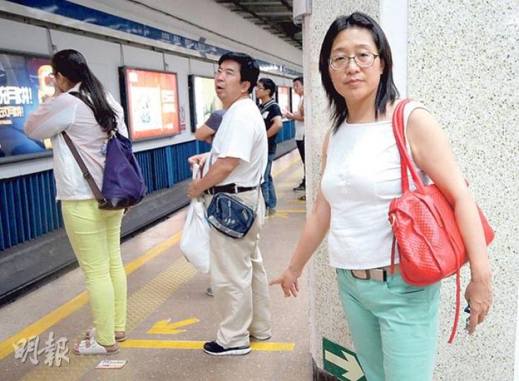 事隔3年,馬躍母親(右一)帶本報記者重回當日兒子出事的月台,重申為了事實真相,絕不會放棄任何申冤的機會。(明報記者攝) 事隔3年,馬躍母親(右一)帶本報記者重回當日兒子出事的月台,重申為了事實真相,絕不會放棄任何申冤的機會。(明報記者攝)