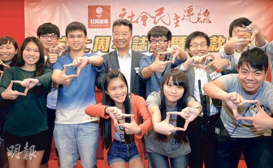 社民連舉行成立7周年誌慶暨籌款晚宴,學民思潮同前全國政協委員劉夢熊(後排中)都有出席,學民仲趁機同夢熊介紹公民提名,但夢熊淨係畀個V字手勢做回應。(盧翊銘攝)社民連籌款晚宴獲主席梁國雄(長毛)捐出「64」號碼波衫拍賣,籌到2萬元。(盧翊銘攝) 社民連舉行成立7周年誌慶暨籌款晚宴,學民思潮同前全國政協委員劉夢熊(後排中)都有出席,學民仲趁機同夢熊介紹公民提名,但夢熊淨係畀個V字手勢做回應。(盧翊銘攝)社民連籌款晚宴獲主席梁國雄(長毛)捐出「64」號碼波衫拍賣,籌到2萬元。(盧翊銘攝)