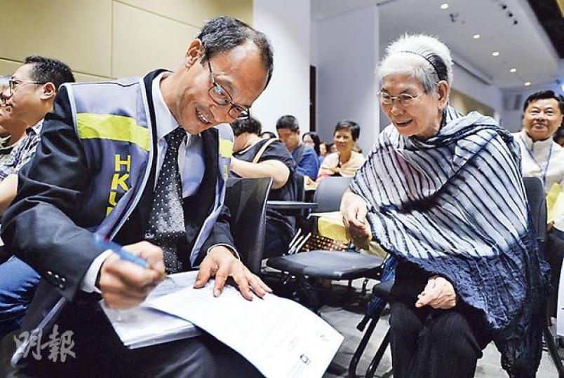 港大民研舉行昨日第二輪慎思民調,177名市民出席約4小時的商討活動,討論普選特首設計問題,總監鍾庭耀(左)稱與全港縮影比較,昨日參加者長者、中產等較多,民調顯示出席者對佔領中環成功的態度較一般市民樂觀。 (余俊亮攝) 港大民研舉行昨日第二輪慎思民調,177名市民出席約4小時的商討活動,討論普選特首設計問題,總監鍾庭耀(左)稱與全港縮影比較,昨日參加者長者、中產等較多,民調顯示出席者對佔領中環成功的態度較一般市民樂觀。 (余俊亮攝)
