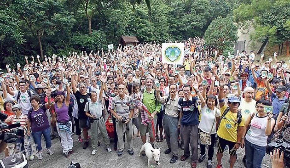 反對發展郊野公園的「保衛郊野公園」行山活動,昨晨有達3000人到場參加。(李澤彤攝)前天文台長林超英表示,郊野公園是港人釋放工作壓力的最佳地方,政府不應強行發展郊野公園,令巿民「唞唞氣」的機會也失去。(李澤彤攝)退休人士葉先生及孫兒舜衡一同參加活動,喜歡觀鳥的舜衡5歲開始每星期行山,他希望郊野公園不要被破壞,否則最愛的鳥兒將失去棲息處。(黎婉嫻攝) 反對發展郊野公園的「保衛郊野公園」行山活動,昨晨有達3000人到場參加。(李澤彤攝)前天文台長林超英表示,郊野公園是港人釋放工作壓力的最佳地方,政府不應強行發展郊野公園,令巿民「唞唞氣」的機會也失去。(李澤彤攝)退休人士葉先生及孫兒舜衡一同參加活動,喜歡觀鳥的舜衡5歲開始每星期行山,他希望郊野公園不要被破壞,否則最愛的鳥兒將失去棲息處。(黎婉嫻攝)
