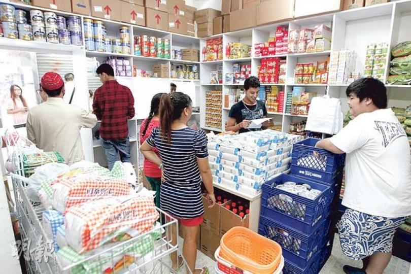 社署每年撥款予國際社會服務社,向難民或酷刑聲請者提供食物、住屋津貼等援助。本月起服務社派發食物中心,將由每10天發放一次糧食,改為每3至5天一次。(李澤彤攝)(明報製圖) 社署每年撥款予國際社會服務社,向難民或酷刑聲請者提供食物、住屋津貼等援助。本月起服務社派發食物中心,將由每10天發放一次糧食,改為每3至5天一次。(李澤彤攝)(明報製圖)
