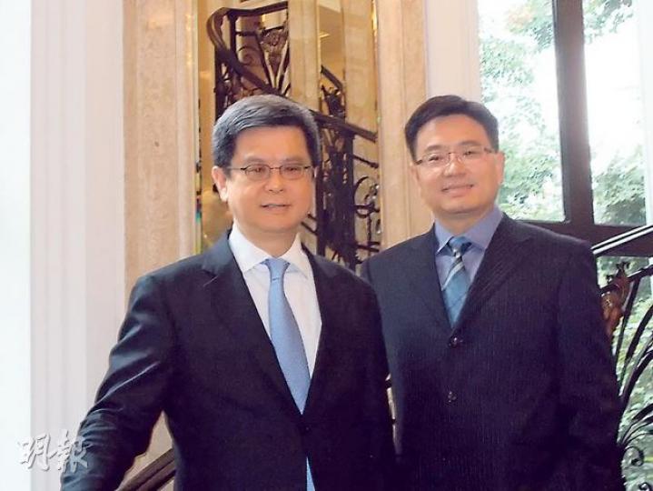 嘉華國際財務總裁許亮華(左)表示,集團擬將旗下收租物業總樓面積大增一倍,增至20萬平方米。圖右為嘉華(中國)投資業務發展副董事谷文勝。(陳偉燊攝) 嘉華國際財務總裁許亮華(左)表示,集團擬將旗下收租物業總樓面積大增一倍,增至20萬平方米。圖右為嘉華(中國)投資業務發展副董事谷文勝。(陳偉燊攝)