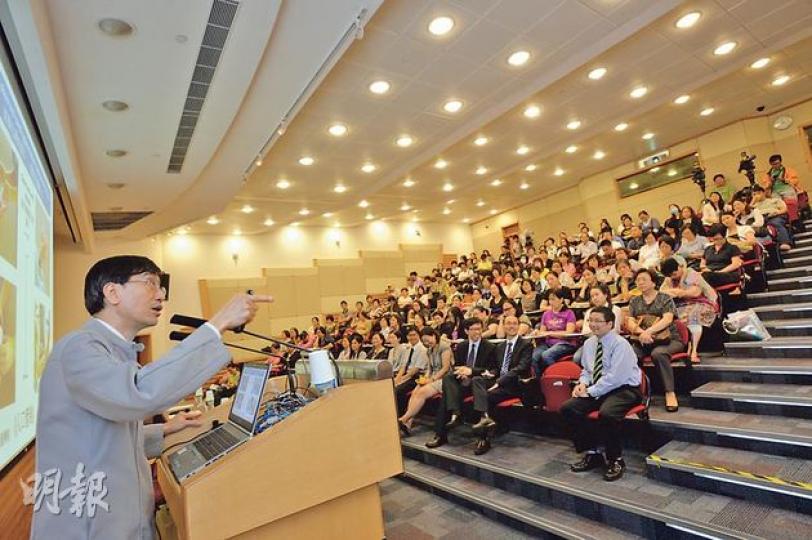 衛生防護中心昨為九龍區安老院護理院職員舉行講座,講解抗萬古霉素腸球菌的病情及預防方法,港大微生物學系講座教授袁國勇(左)說,只要安老院做好防疫措施便可,不必拒收病人。(盧翊銘攝) 衛生防護中心昨為九龍區安老院護理院職員舉行講座,講解抗萬古霉素腸球菌的病情及預防方法,港大微生物學系講座教授袁國勇(左)說,只要安老院做好防疫措施便可,不必拒收病人。(盧翊銘攝)