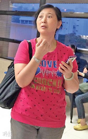 吳女士稱,胞妹在伊院完成耳膜手術,雖有醫護曾向胞妹提及或要接受篩查,她未有理會,即晚安排胞妹出院。(明報記者攝)71歲的江伯昨入住伊院,預備周三做心臟搭橋手術,他願意配合醫院的篩查,並會多注意個人衛生。(明報記者攝) 吳女士稱,胞妹在伊院完成耳膜手術,雖有醫護曾向胞妹提及或要接受篩查,她未有理會,即晚安排胞妹出院。(明報記者攝)71歲的江伯昨入住伊院,預備周三做心臟搭橋手術,他願意配合醫院的篩查,並會多注意個人衛生。(明報記者攝)