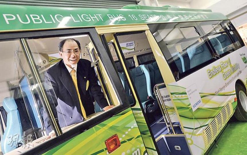 GMI董事總經理盧熾培表示,首批混能小巴Gemini內置發電裝置,電量下降至一定水平時,內置的柴油發電機便會啟動為車輛「叉電」,但不會以柴由驅動行車,較一般柴油車慳油一半。(余俊亮攝) GMI董事總經理盧熾培表示,首批混能小巴Gemini內置發電裝置,電量下降至一定水平時,內置的柴油發電機便會啟動為車輛「叉電」,但不會以柴由驅動行車,較一般柴油車慳油一半。(余俊亮攝)