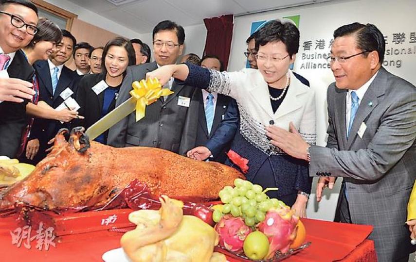 政務司長林鄭月娥(右二)、中聯辦新界工作部長劉林(右三)昨一同出席經民聯新界辦事處開幕,林太雖然連日來不停出席公開活動,但昨日仍表現興奮,切燒豬時更急不及待揮刀,經民聯副主席林健鋒(右一)隨即「制止」,着她等待一眾嘉賓就位。(劉焌陶攝) 政務司長林鄭月娥(右二)、中聯辦新界工作部長劉林(右三)昨一同出席經民聯新界辦事處開幕,林太雖然連日來不停出席公開活動,但昨日仍表現興奮,切燒豬時更急不及待揮刀,經民聯副主席林健鋒(右一)隨即「制止」,着她等待一眾嘉賓就位。(劉焌陶攝)