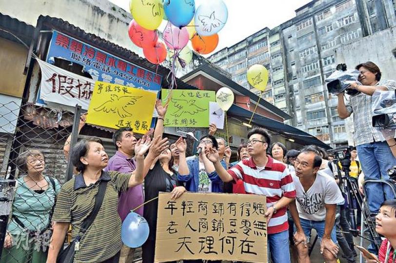 多個關注觀塘區重建的團體昨舉行「讓鴿子繼續飛儀式」,聲援仁信里的「國際鴿舍」及商販,多名商販將畫上鴿子的氣球放上天,象徵市建局不要扼殺賽鴿傳統行業。(鄧宗弘攝)「國際鴿舍」東主梁錦洪慨嘆,政府不肯發出可售賣賽鴿的經營牌照,舖內約40隻賽鴿面臨被銷毁命運,期望政府「網開一面」。(鄧宗弘攝) 多個關注觀塘區重建的團體昨舉行「讓鴿子繼續飛儀式」,聲援仁信里的「國際鴿舍」及商販,多名商販將畫上鴿子的氣球放上天,象徵市建局不要扼殺賽鴿傳統行業。(鄧宗弘攝)「國際鴿舍」東主梁錦洪慨嘆,政府不肯發出可售賣賽鴿的經營牌照,舖內約40隻賽鴿面臨被銷毁命運,期望政府「網開一面」。(鄧宗弘攝)