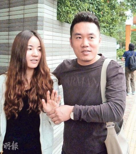 自稱曾當兵的男事主錢子陽(右)稱,他現在是商人,早前已多次與太太(左)來港旅遊。(何海棠攝) 自稱曾當兵的男事主錢子陽(右)稱,他現在是商人,早前已多次與太太(左)來港旅遊。(何海棠攝)