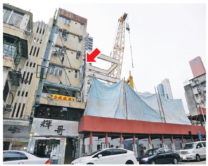原支撐火鍋店所在大廈的石屎支架被指傾斜,與大廈之間出現約1呎空隙(箭嘴示),火鍋店負責人指地盤一方用帆布遮蓋裂縫。(衛永康攝)輝哥火鍋店負責人劉先生(圖)稱,店內牆身自地盤動工後,不時出現長短不一的裂痕,擔心大廈有倒塌危機。(衛永康攝) 原支撐火鍋店所在大廈的石屎支架被指傾斜,與大廈之間出現約1呎空隙(箭嘴示),火鍋店負責人指地盤一方用帆布遮蓋裂縫。(衛永康攝)輝哥火鍋店負責人劉先生(圖)稱,店內牆身自地盤動工後,不時出現長短不一的裂痕,擔心大廈有倒塌危機。(衛永康攝)