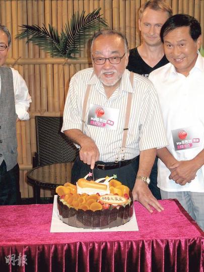 盧海鵬昨日邀請郭峰及河國榮演出《掃毒大家庭》,有線還送上蛋糕祝賀煞科。(攝影/記者:楊安莉) 盧海鵬昨日邀請郭峰及河國榮演出《掃毒大家庭》,有線還送上蛋糕祝賀煞科。(攝影/記者:楊安莉)
