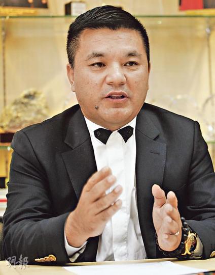 綠島董事長虞岳榮表示,綠島以海外市場起家,但現在會將重心放在國內市場,通過發展自主品牌提高毛利率及競爭優勢。(李紹昌攝) 綠島董事長虞岳榮表示,綠島以海外市場起家,但現在會將重心放在國內市場,通過發展自主品牌提高毛利率及競爭優勢。(李紹昌攝)