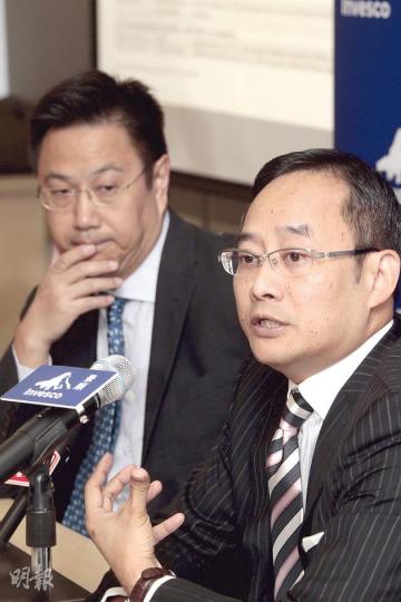 景順香港投資總監鄧偉基(圖右)表示,內地股市已遭國內外投資者減持多年,下行風險有限。圖左為景順亞洲區(日本除外)首席投資總監陳柏鉅。(郭慶輝攝) 景順香港投資總監鄧偉基(圖右)表示,內地股市已遭國內外投資者減持多年,下行風險有限。圖左為景順亞洲區(日本除外)首席投資總監陳柏鉅。(郭慶輝攝)