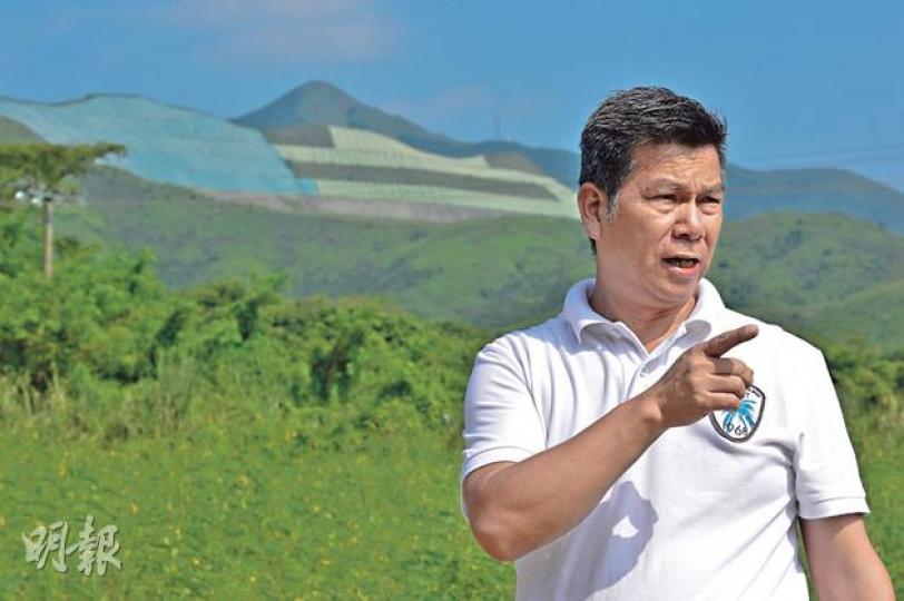 竹園村村長姚新才多次目擊缸窰河出現「黑水」,懷疑有人刻意趁周五及周六等環保署無人上班的時間偷排堆填區污水,以節省將污水運到石湖墟污水處理廠的成本。圖左後方就是打鼓嶺堆填區。(鄧宗弘攝) 竹園村村長姚新才多次目擊缸窰河出現「黑水」,懷疑有人刻意趁周五及周六等環保署無人上班的時間偷排堆填區污水,以節省將污水運到石湖墟污水處理廠的成本。圖左後方就是打鼓嶺堆填區。(鄧宗弘攝)