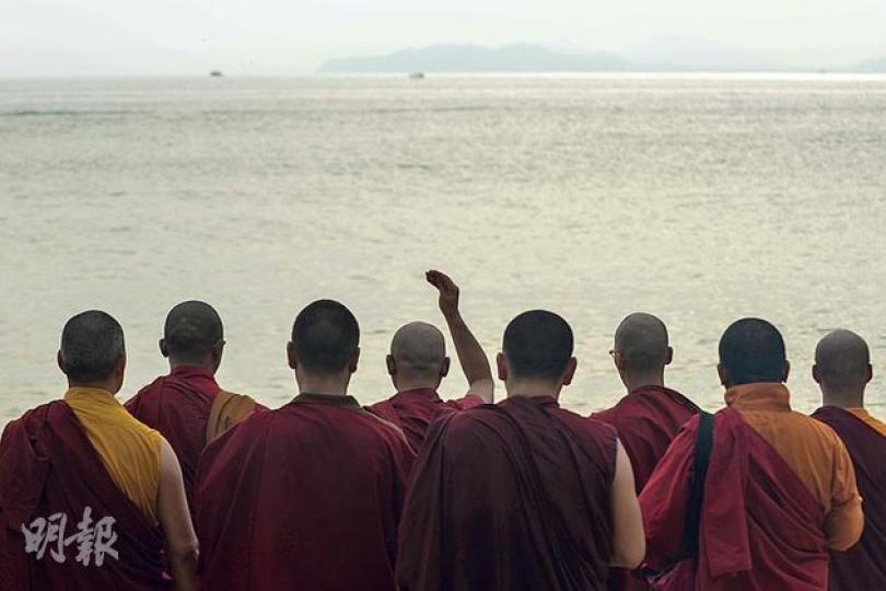 去年十一國慶晚上發生海難,奪走39人的性命,有佛教團體昨日自發到意外後南丫四號的停泊處南丫島牙骹灣,舉行儀式超度亡魂(圖)。其間信眾舉行「煙供」儀式,焚燒食物等祭品(圖2)。(余俊亮攝) 去年十一國慶晚上發生海難,奪走39人的性命,有佛教團體昨日自發到意外後南丫四號的停泊處南丫島牙骹灣,舉行儀式超度亡魂(圖)。其間信眾舉行「煙供」儀式,焚燒食物等祭品(圖2)。(余俊亮攝)
