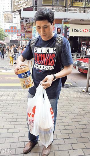 旅客陳先生表示,特意來港買美素佳兒3號奶粉,但到過旺角數間藥房,發現差價達40元,最貴賣235元,最後他以每罐195元價錢買了4罐。(李澤彤攝)(明報製圖) 旅客陳先生表示,特意來港買美素佳兒3號奶粉,但到過旺角數間藥房,發現差價達40元,最貴賣235元,最後他以每罐195元價錢買了4罐。(李澤彤攝)(明報製圖)